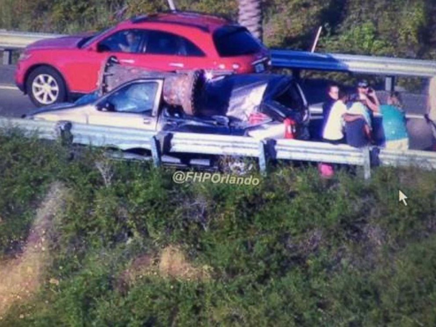 Illustration for article titled Man Miraculously Survives Giant Hunk Of Scrap Metal Crushing His Car On Highway
